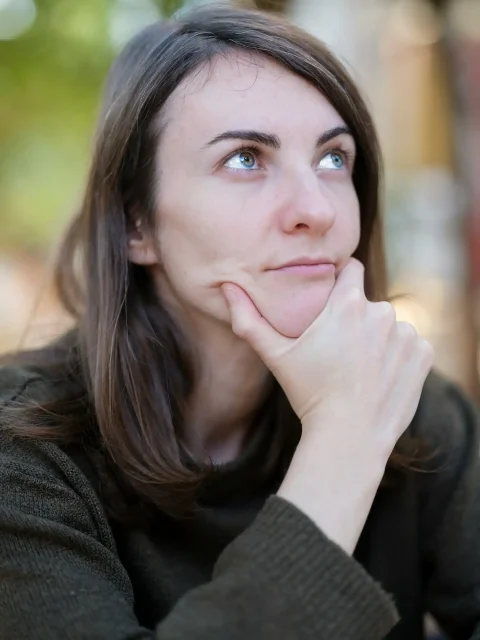 une femme qui s\'intéroge sur comment choisir un vrai pro du web